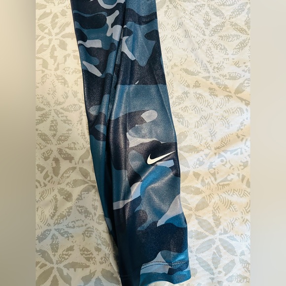 NWT Nike Dri-FIT Mid-Rise Camo Leggings - Size XS - Picture 10 of 10